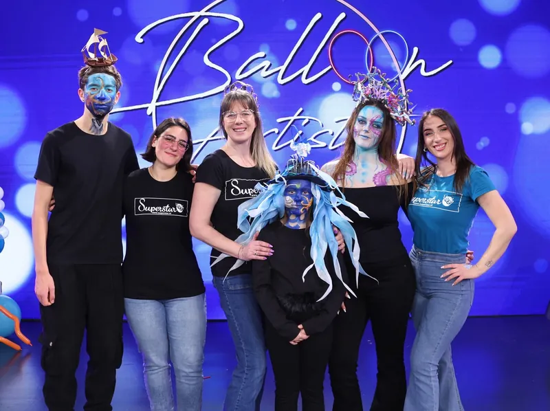 Modelle con il face painting e le acconciature di palloncini, insieme alle artiste